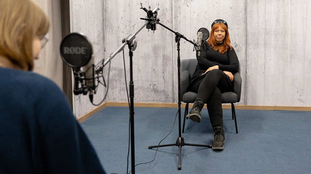 Frau Eisenblätter bei den Aufnahmen zum Podcast (Foto: Hannah Theile/  Uni Magdeburg)