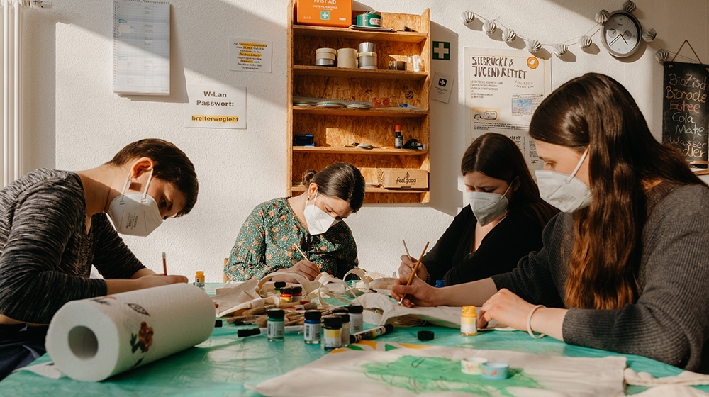 In einem Workshop zum Earth Month haben Studierende eigene Jutebeutel gestaltet (Foto: Hannah Theile / Uni Magdeburg)