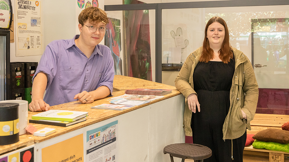 Conrad und Esther sind zwei von insgesamt 9 Studierenden, die im Moment das in:takt führen.