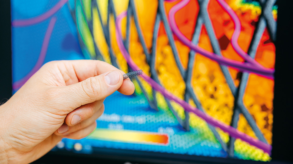 Zur Visualisierung der Originalgröße eines Flow-Diverter-Stents: Person hält einen Flow-Diverter-Stent zwischen Daumen und Zeigefinder in der Hand (c) Jana Dünnhaupt Uni Magdeburg