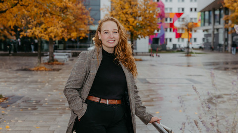 Portrait von Dr. Stephanie Heß auf dem Mensavorplatz der Uni Magdeburg
