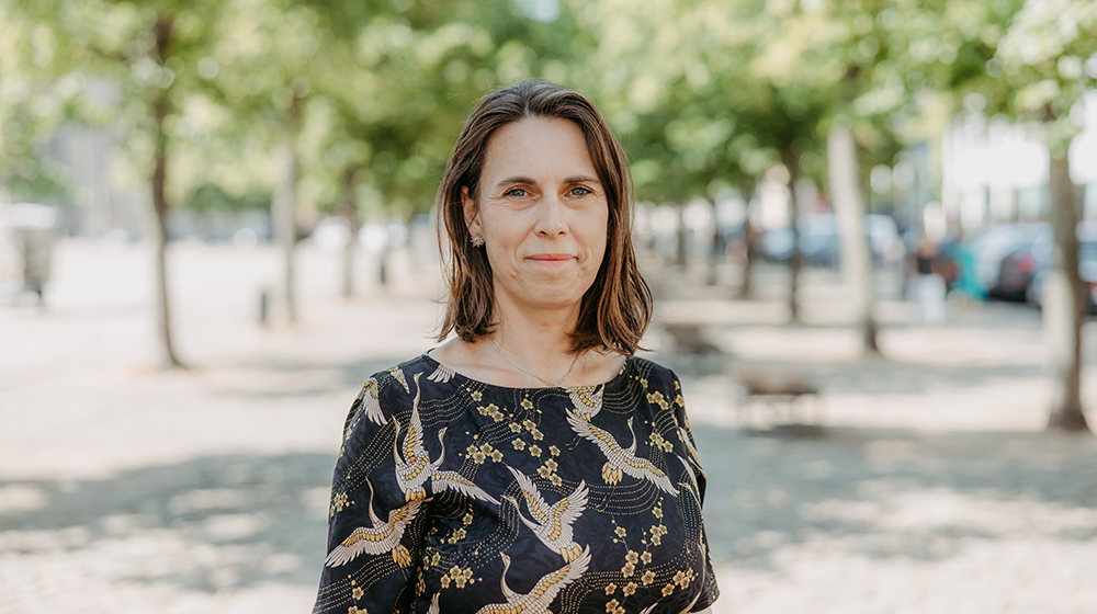 Portrait von Prof. Dr. Eva Heidbreder vor einer Baumallee auf dem Domplatz (c) Jana Dünnhaupt Uni Magdeburg