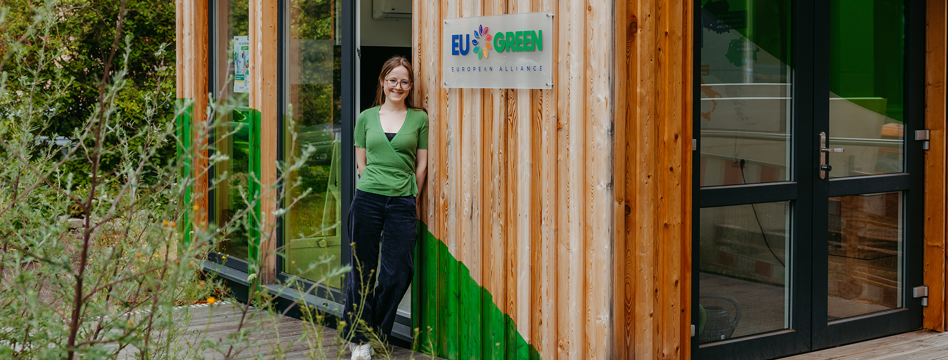 Alexandra Reilly vor dem EU GREEN Pavollon (c) Jana Dünnhaupt Uni Magdeburg