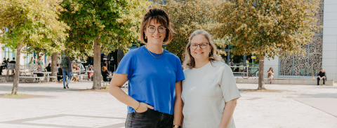 Katja Grunenberg und Friederike Wiemann vom Kinder-Uni-Team stehen auf dem Mensa-Vorplatz (c) Jana Dünhuapt