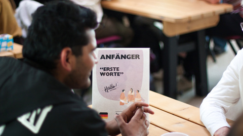 Sign: Beginners’ first words with an international student (c) Benjamin Güllmar Sign: Beginner’s first words with an international student (c) Benjamin Güllmar