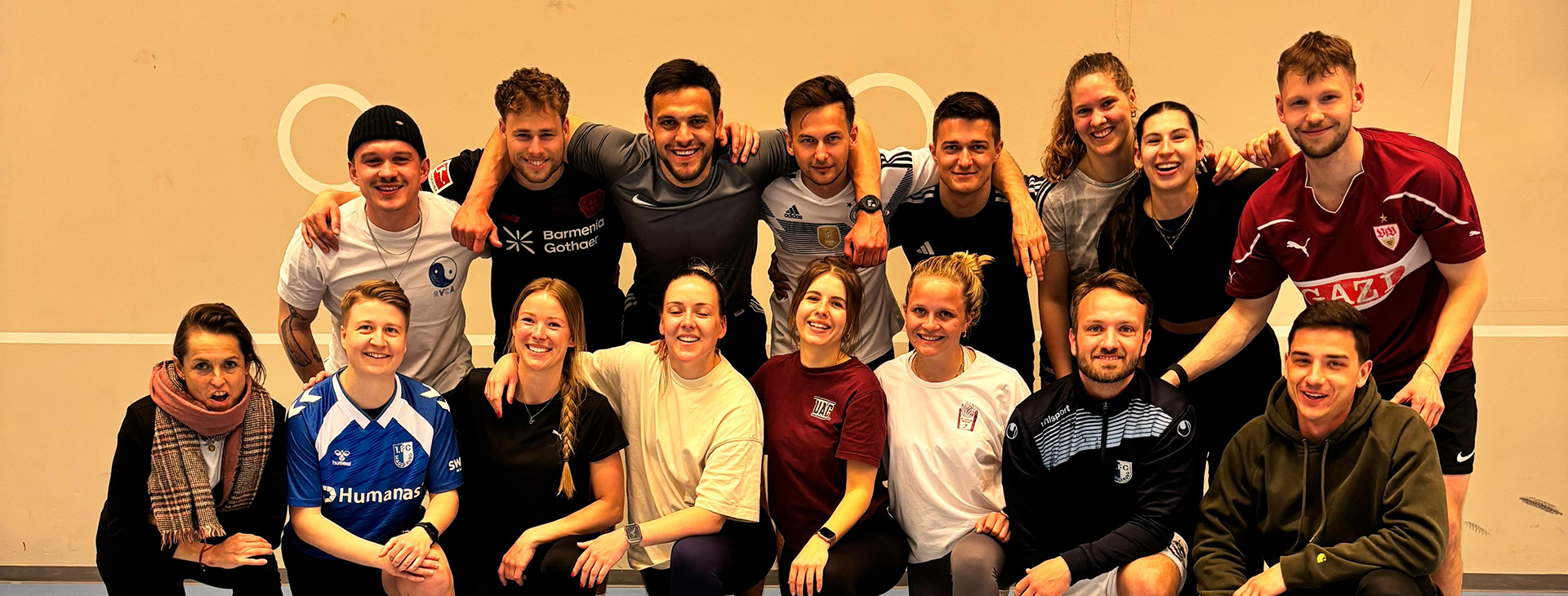 Sportstudierende auf einem Gruppenbild in einer Halle (c) Lukas Appelt