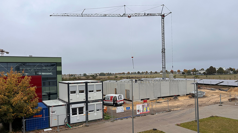 /unimagdeburg_media/Presse/Bilder/Pressemitteilungen/2025/Baustelle+des+neuen+Rechenzentrums+der+Universit%C3%A4t+Magdeburg+mit+Baucontainern+einem+Kran+und+im+Hintergrund+der+PV_Anlage+%28c%29+Clemens+Klein-height-560-width-1000-p-128117.jpg