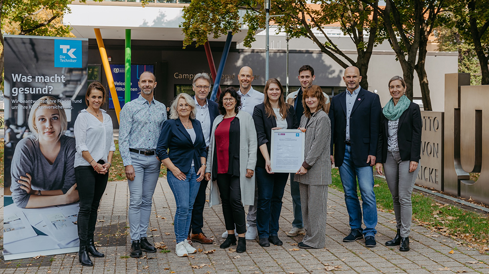/unimagdeburg_media/Presse/Bilder/Pressemitteilungen/2025/Christiane+Desaive_+Andreas+Ihle_+Steffi+Suchant_+Jens+Strackeljan_+Angela+Matthies_+Jan+Schrade_+Luzia+Krieg_+Julien+Leitel_+Janina+Markgraf_+Mario+Damerow+und+Silke+Springer+bei+der+Vertragsunterzeichnung+%28c%29+Jana+Du%CC%88nnhaupt_Uni+Magdeburg-height-560-width-1000-p-127556.jpg