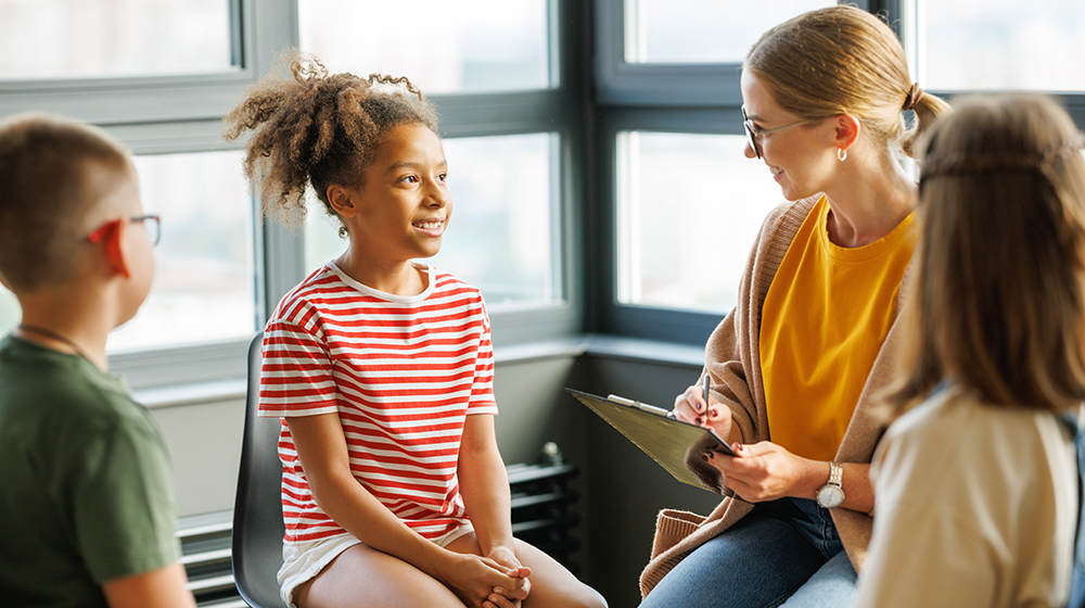 /unimagdeburg_media/Presse/Bilder/Pressemitteilungen/2025/Schulpsychologin+mit+einer+Gruppe+von+Schulkindern+f%C3%BChrt+eine+psychische+Gesundheitsstunde+durch_+Gruppentherapie_+eine+Psychotherapie_Sitzung+in+einem+hellen+B%C3%BCro+%28c%29+shutterstock+Evgeny+Atamanenko-height-560-width-1000-p-123816.jpg