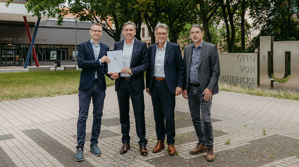 /unimagdeburg_media/Presse/Bilder/Pressemitteilungen/2026/Dr_+Stephan+Jacob_+Thomas+Wu%CC%88nsch_+Prof_+Jens+Strackeljan+und+Prof_+Andreas+Nu%CC%88rnberger+bei+der+Fo%CC%88rdermittelu%CC%88bergabe+auf+dem+Campus+der+Uni+Magdeburg+%28c%29+Jana+Du%CC%88nnhaupt_Uni+Magdeburg-height-560-width-1000-p-144177.jpg