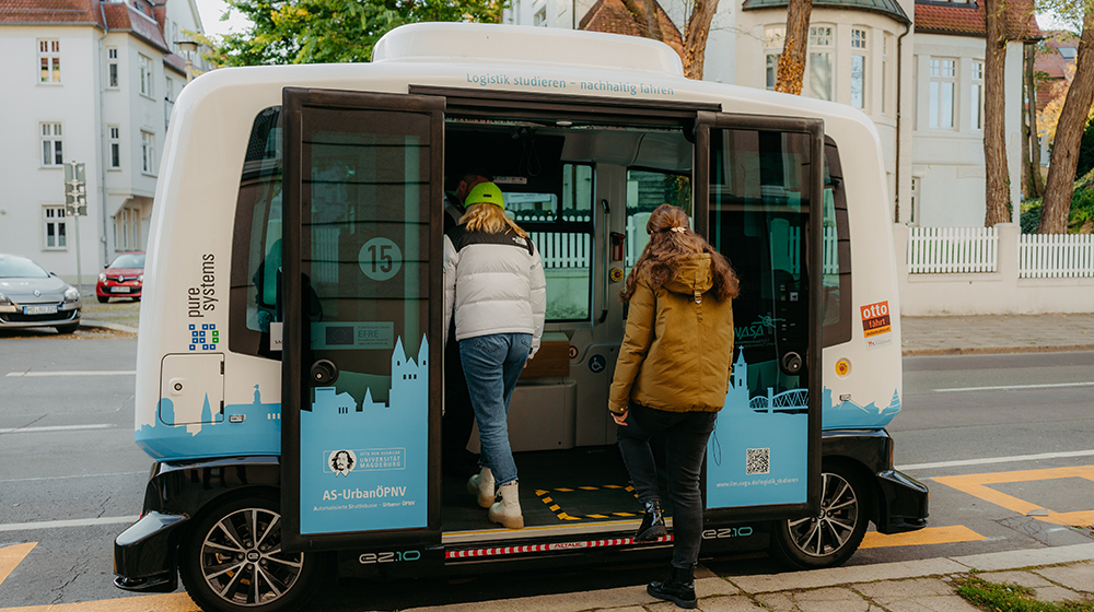 /unimagdeburg_media/Presse/Bilder/Pressemitteilungen/2026/Intelligentes+autonomes+Fahrzeug+ind+Magdeburg+%28c%29+Jana+Du%CC%88nnhaupt_UniMagdeburg-height-560-width-1000.jpg