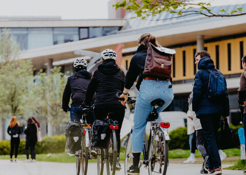 Fahrradfahrer auf dem Campus der Uni Magdeburg (Hanna Theile/ Uni Magdeburg)