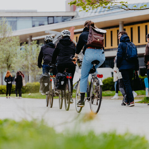 Fahrradfahrer auf dem Campus der Uni Magdeburg (Hanna Theile/ Uni Magdeburg) Fahrradfahrer auf dem Campus der Uni Magdeburg (Hanna Theile/ Uni Magdeburg)