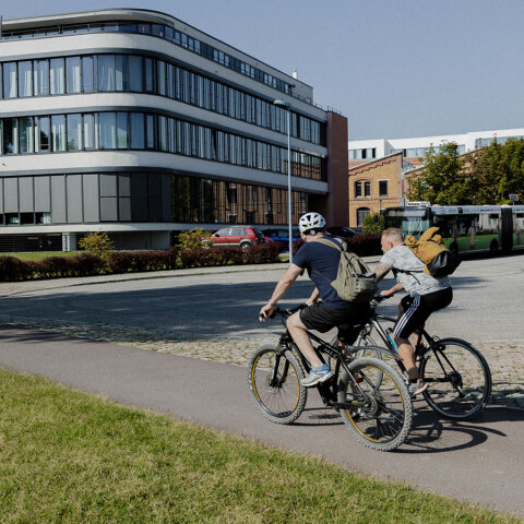 Fahrradfahrer auf dem Campus der Uni Magdeburg (Hanna Theile/ Uni Magdeburg) Fahrradfahrer auf dem Campus der Uni Magdeburg (Hanna Theile/ Uni Magdeburg)